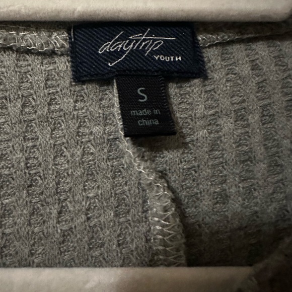 BUCKLE - Daytrip Youth Waffle tie front shirt in gray. Youth size Small - Picture 4 of 4